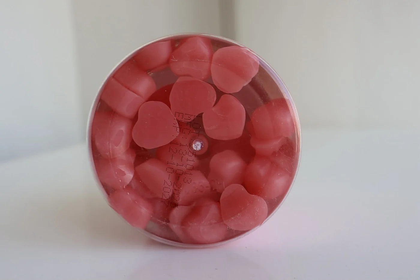 Las 60 gomitas de corazón dentro del bote